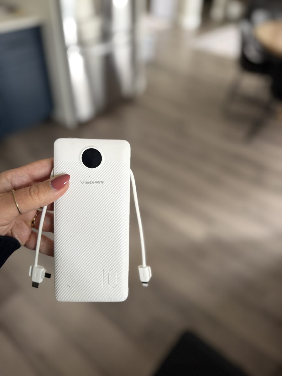 VEGER portable charger with built-in cables